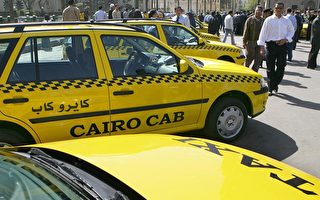 随着油价攀涨，在埃及已有10万辆出租车将燃料改成天然气。(KHALED DESOUKI/AFP/Getty Images)