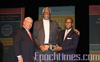 籃球傳奇羅素獲「波士頓人」領袖獎