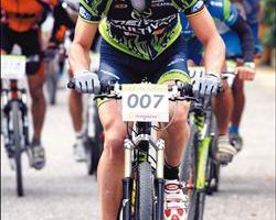 瑞士名将纳夫昨在美利达杯单车嘉年华爬坡计时赛精英组夺得冠军。（图／美利达提供）