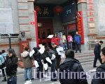 昨天中午11点50分左右，湖北访民陈明光在北京最古老、最著名的繁华商业闹市区大栅栏撒下了一千份传单。（大纪元）