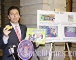 12月7日，紐約市議員喬亞呼籲公眾節假日裏要特別當心中國製造的含毒玩具。圖為喬亞展示他近日購買的含毒玩具（攝影：鍾濤/大紀元）。