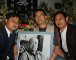 图：贵州民运人士代表陈西（中）、廖双元（右）、孙光全（左）在林牧先生灵堂前哀悼，表示将继续发扬林牧精神（大纪元）