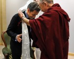 圖﹕法國總統薩爾科奇2008年12月6日以歐盟輪值主席身份會見達賴喇嘛  (ERIC FEFERBERG/AFP/Getty Images)