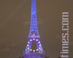 12月10日晚，法國政府在巴黎「自由與人權廣場」上舉行儀式，慶祝《普世人權宣言》在廣場左邊的夏悠宮內簽署60週年。圖為儀式開始前，燈光下的講台。背景是自法國成為歐盟輪值主席國之日起，披上藍底黃星歐盟旗的埃菲爾鐵塔。（攝影：章樂/大紀元）