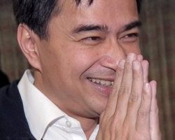 泰国反对党领袖阿披实获选成为新总理