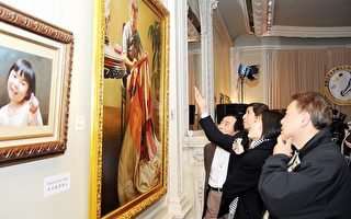 组图：观众欣赏全世界华人油画作品
