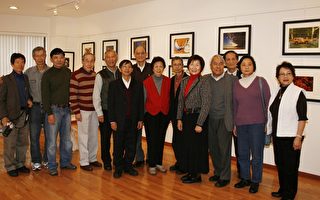 大纽约区台湾摄影学会第四届年度会员展于12月17日在纽约第一银行画廊拉开帷幕。图为参展的部分会员在12月17日的开幕式上合影。(摄影﹕史静/大纪元)