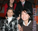 從事商業咨詢的亞裔多蘿茜帶著一家人來看神韻。（攝影：常磊/大紀元）