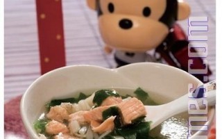 鮭魚菠菜湯（大紀元授權圖片）