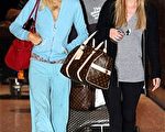 女星帕麗斯·希爾頓(Paris Hilton)與妹妹Nicky Hilton現身墨爾本國際機場。(圖/Getty Images)