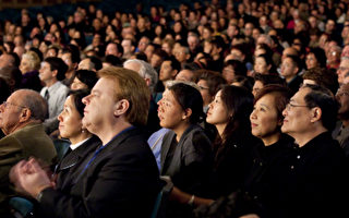 組圖3：洛杉磯觀眾凝神觀看神韻