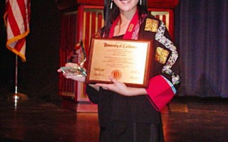 青年舞蹈家张婷婷荣获加州大学河滨分校唯一颁给博士毕业生大奖，肯定她在表演艺术的杰出贡献。（张婷婷提供）