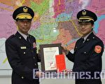 嘉市警察局舉辦「如何做好勤區經營」徵文比賽活動。獲獎員警於31日下午接受局長劉柏良(左)頒發獎狀及圖書禮券。(攝影:李擷瓔/大紀元)