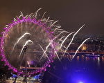 1月1日伦敦：新年的烟花照亮了整个伦敦。(Peter Macdiarmid/Getty Images)