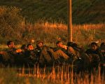1月3日，以色列士兵在以色列与加沙边界，等待部署到加沙地带。(JACK GUEZ/AFP/Getty Images)