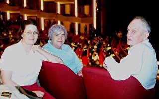 楠‧加爾文女士和先生、女兒在國家藝術劇院觀看神韻演出（攝影：大紀元/QUINCY YU）
