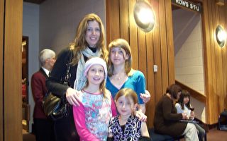 詹妮弗‧約旦女士帶三個孩子在安省雙子城基奇納-滑鐵盧市的廣場中央劇場觀看了美國神韻紐約藝術團的演出。(攝影：Quicy Yu/大紀元)