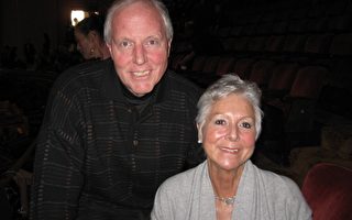 1月7日下午，泰勒(Brin Taylor)先生 和太太海瑟（Heather Taylor）觀看了神韻國際藝術團在舊金山歌劇院的首場演出（攝影：張倩/大紀元)