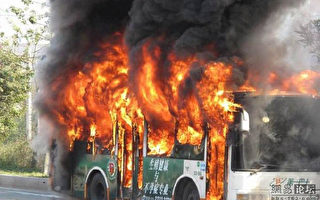 广州维权业主爆料：一公车爆炸起火