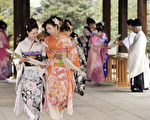 1月9日日本東京，日本20歲的年輕女子身穿傳統和服在日本東京的明治神宮慶祝日本成人節。 (YOSHIKAZU TSUNO/AFP/Getty Images)