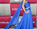 女星Paris Hilton的单肩镶钻复古长裙令人惊艳。(图/Getty Images)