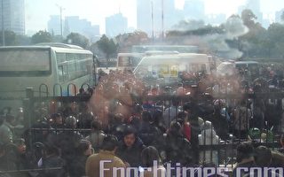 组图：沪信访办及二会 聚集数千人抗议