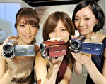 1月15日，東京舉行展示會。日本電子巨頭日本JVC公推出世界上最小最輕的硬盤攝像機Hd300，將在下個月推出。 (YOSHIKAZU TSUNO/AFP/Getty Images)