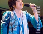 夏川里美在台灣的第二場演出，身穿翠綠色上衣披白色圍巾(攝影：王仁駿/大紀元)