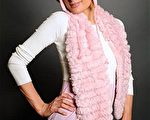 豪門女星Paris Hilton戴著粉紅色的兔子帽裝可愛。(圖/Getty Images)
