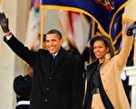 1月18日，美国当选总统奥巴马就职庆祝活动在华盛顿林肯纪念堂举行，美国当选总统奥巴马，他的妻子米歇尔携手走下楼梯，招手致意欢迎他们的人群。(Win McNamee/Getty Images)