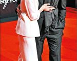 安吉莉娜裘莉陪布莱德彼特到柏林参加电影首映，新发型引来两极评语。（法新社）