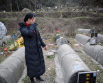1月23日，图为一位失去了孩子的女士。人们在准备庆祝传统的农历新年之际，许多家庭悼念他们在5月12日地震中死去的亲属。 (China Photos/Getty Images)