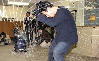 日本保安机器人 抛网抓小偷