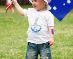 1月26日，悉尼海德公園，小阿夏正在拿著國旗玩。當日是澳大利亞的國慶節，澳大利亞是1788年建國的。 (Photo by Gaye Gerard/Getty Images)