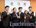 苗县卸任校长荣退    代理校长交接