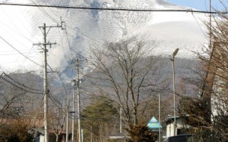 日本浅间山喷发 火山灰飘进东京