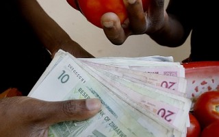 津巴布韦钞票上删零 1万亿变成1元