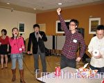 波士頓大學Kenny(右二)喜獲PSP遊戲機大獎，(左二)為台學聯會長陳俞文。(攝影：馮文鸞/大紀元)
