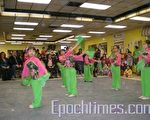 摩顿中文学校的儿童迎春歌舞。(摄影：文蕾/大纪元)
