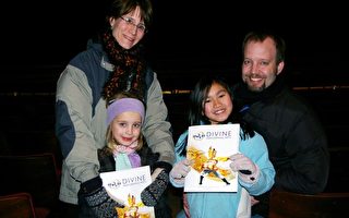 社會學教授Christina Erichson與丈夫及2個女兒觀看了2月4日晚在明尼阿波利斯的神韻演出。（攝影：周行/大紀元）