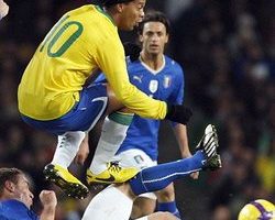 足球友谊赛 罗比尼奥带领巴西踢走意大利