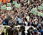 圖為2月10日香港電訊盈科的合約員工在公司的辦公大樓外抗議。這次由300多名員工發起的罷工抗議，是因為公司以節省預算為由，計劃削減合約員工10%至30%的薪金。（AFP）