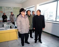 南韩联合新闻通讯社今天报导称，北韩领导人金正日（Kim Jong-Il）的妹婿张成泽（Jang Song-Thaek），是金正日决定指派幺子金正云为接班人的幕后推手。//法新社