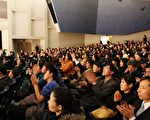 东京观众热烈回应神韵艺术团的演出，为之深深的震撼了。（摄影：李明／大纪元）