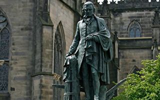 一代經濟大師亞當‧斯密 (Adam Smith ,1723-1790)的銅像立於他生前工作與終老的蘇格蘭愛丁堡。亞當‧斯密對經濟泡沫因果洞見觀瞻，可惜聽者藐藐。(Jeff J Mitchell/Getty Images)