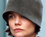 “阿汤嫂”凯蒂·赫尔姆斯(Katie Holmes)戴了一顶墨绿色帽子，酷似安吉丽娜曾经在电影《调包婴儿》中的扮相。(图/Getty Images)