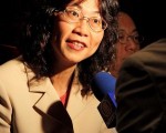 劳委会主委王如玄 观神韵感动落泪