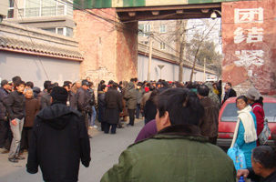 北京访民与警察冲突 警车被毁 2人伤