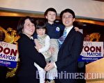 正式宣布参选下届波士顿市长的市议员尹常贤(Sam Yoon)全家福照。(摄影：苏仪/大纪元)