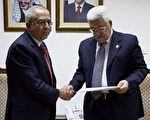圖：在法塔赫與哈馬斯2007年決裂時由阿巴斯總統任命的巴勒斯坦總理法亞德（左），於3月7日向民族自治政權主席阿巴斯（Mahmoud Abbas，右）遞交辭呈。（Thaer Ganaim/PPO via Getty Images）